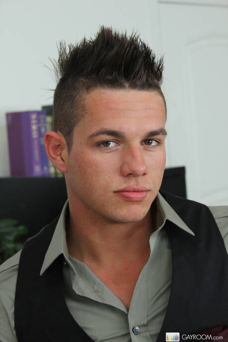 American well-built Kirk Cummings have 3some anal sex