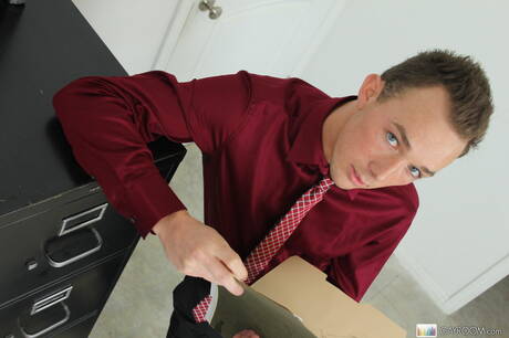 Dobrze zbudowany Amerykanin Kirk Cummings uprawia seks analny w trójkącie