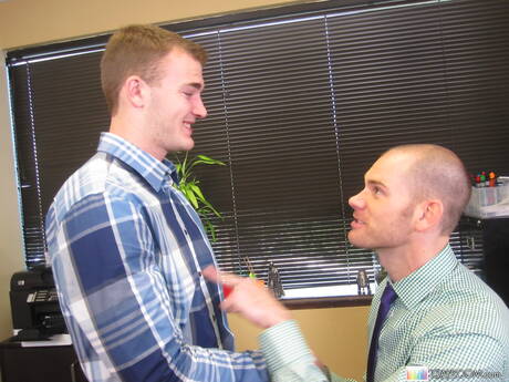 O musculoso americano Cole Streets transando depois do boquete