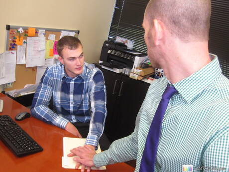 O musculoso americano Cole Streets transando depois do boquete