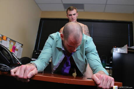 O musculoso americano Cole Streets transando depois do boquete