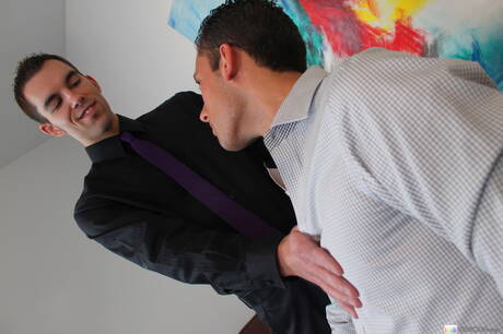 Amerikaanse gespierde Dylan Hauser zuigt en neukt de jongen