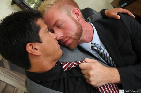 アメリカの強気な雄牛AJアイアンズはチンポをしゃぶった後にアナルファックする