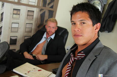 アメリカの強気な雄牛AJアイアンズはチンポをしゃぶった後にアナルファックする