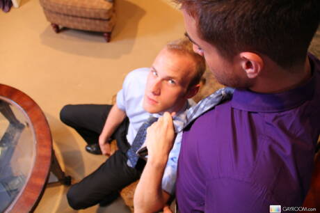 Łaciński przystojniak Bryce Star ssie i rucha chłopaka