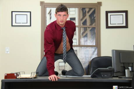 O gostoso Jayden Grey fode a bunda depois do boquete