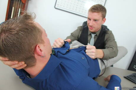 O bonitão americano Trent Diesel fode a bunda depois de chupar um pau