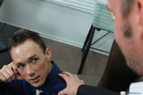 O garanhão americano Kirk Cummings em cena homossexual quente