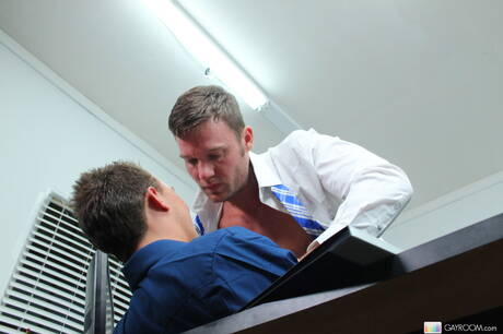 O garanhão americano Kirk Cummings em cena homossexual quente