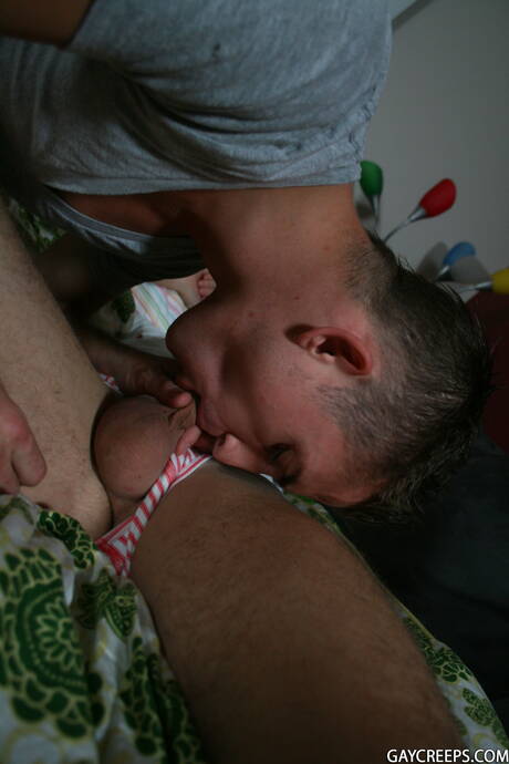 Der amerikanische Hengst Cameron Adams wird nach einem Blowjob in den Arsch gefickt