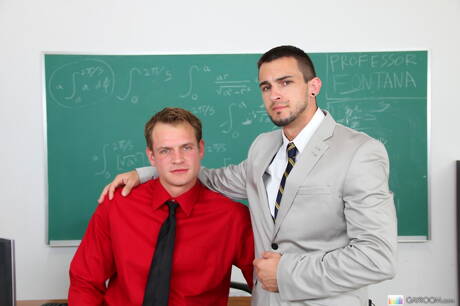 Amerykański przystojniak Trent Diesel rucha tyłek po ssaniu kutasa