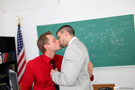 Amerykański przystojniak Trent Diesel rucha tyłek po ssaniu kutasa