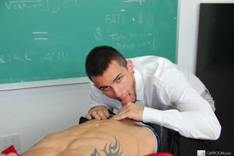 Amerykański przystojniak Trent Diesel rucha tyłek po ssaniu kutasa