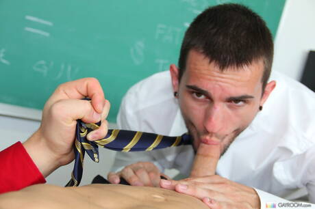 Amerykański przystojniak Trent Diesel rucha tyłek po ssaniu kutasa