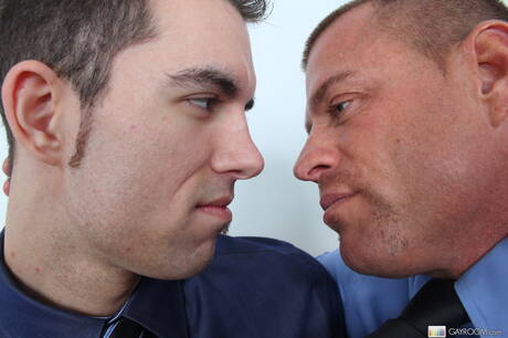 Amerikaanse gespierde Dylan Hauser neukt kont na het zuigen