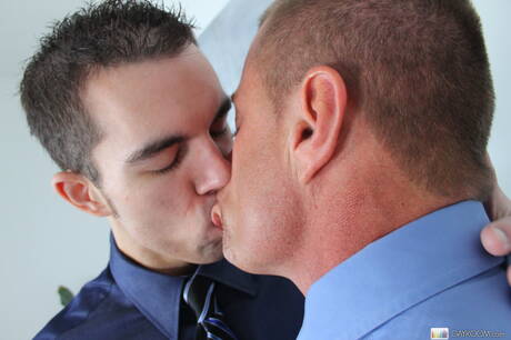 Amerikaanse gespierde Dylan Hauser neukt kont na het zuigen