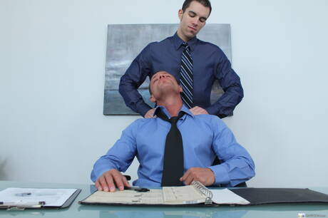 Amerikaanse gespierde Dylan Hauser neukt kont na het zuigen