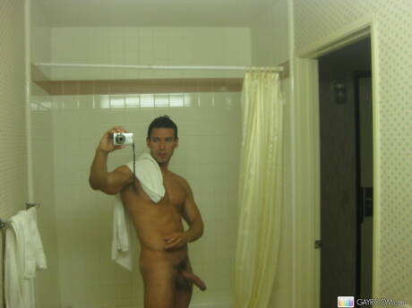 Latin stud Alexander Garrett fuck after blowjob in bath