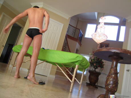 Muskelprotz Braxton Bond fickt nach dem Schwanzlutschen