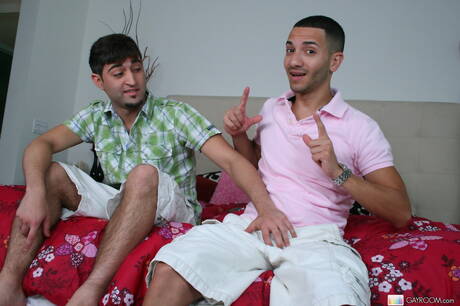 Il bel ragazzo Michael Dora si fa scopare dopo aver succhiato il cazzo all