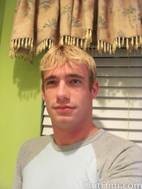 Goed gebouwde Ryan Raz kleedt zich uit en laat zijn kont zien in bad