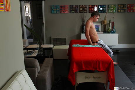 Lo stallone peloso americano Alexander Greene si fa fottere il culo dopo un pompino