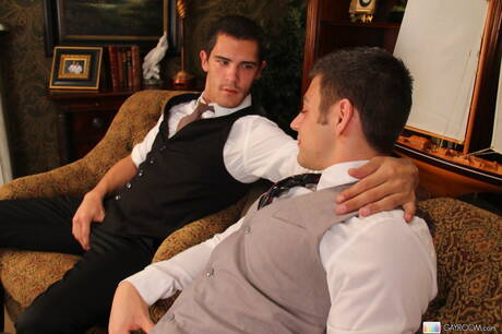 Il muscoloso americano Calvin Koons si scopa il culo dopo averlo succhiato