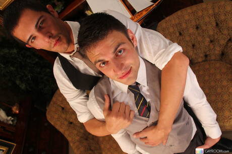 Il muscoloso americano Calvin Koons si scopa il culo dopo averlo succhiato