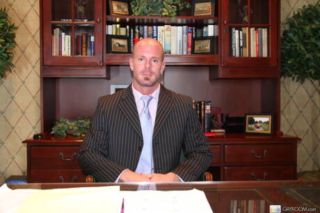 Der amerikanische Muskelprotz Parker London wird nach dem Schwanzlutschen in den Arsch gefickt