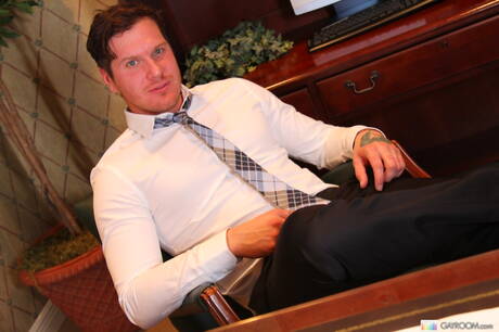 American beefcake Parker London fuck ass after sucking dick