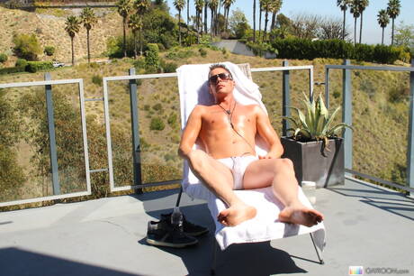 アメリカのかわいい男の子Tyr Alexanderは屋外でチンコをしゃぶった後にファックします