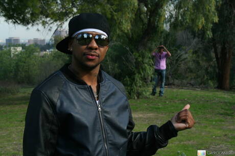 黒人のタフガイ、ボビー・ナイトが屋外でフェラした後、アナルファック