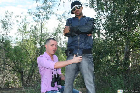 Der schwarze harte Kerl Bobby Knight wird nach dem Saugen draußen in den Arsch gefickt