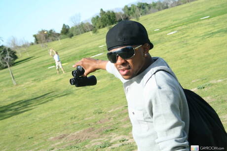 Ebony, knappe kerel Scottie Brooks neukt kont na het zuigen van een pik in de buitenlucht