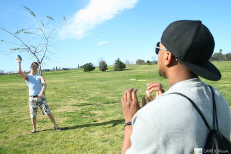 Czarny przystojniak Scottie Brooks rucha tyłek po ssaniu kutasa na zewnątrz