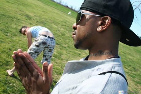 Ebony, knappe kerel Scottie Brooks neukt kont na het zuigen van een pik in de buitenlucht