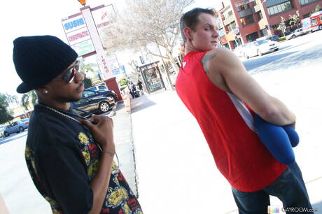 O bonitão americano Trent Diesel fode uma bunda depois de chupar um pau