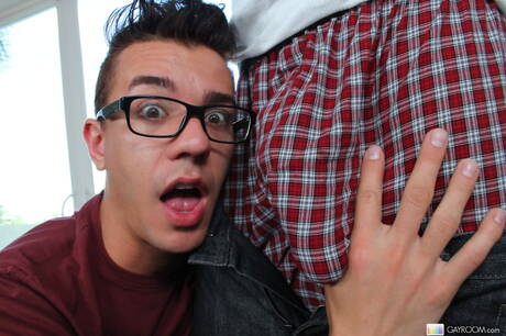 Der schwarze Schönling Seth Roberts wird nach dem Saugen im Pool in den Arsch gefickt