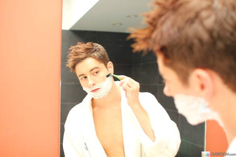 Amerikaanse jonge kerel Alex Vaara heeft anale seks in bad