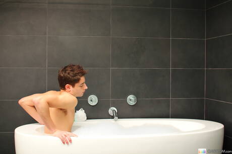 Amerikaanse jonge kerel Alex Vaara heeft anale seks in bad