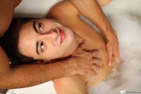 Amerikaanse jonge kerel Alex Vaara heeft anale seks in bad