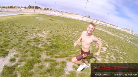 Superhengst Troy Thomas und der amerikanische bullige Nick Fitt lutschen und vögeln sich draußen