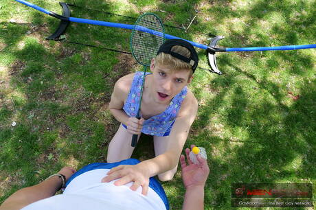 Dos chicos estadounidenses, el jovencito Darron Bluu y el joven Jack Bailey, tienen sexo anal al aire libre.