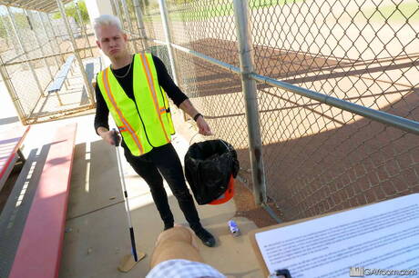 素敵なアメリカ人の男の子、かわいい男の子のアンドリュー・コナーとハンサムな男のディーン・ダラスが熱い同性愛行為を屋外で