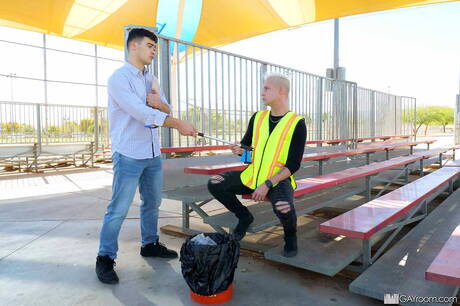 素敵なアメリカ人の男の子、かわいい男の子のアンドリュー・コナーとハンサムな男のディーン・ダラスが熱い同性愛行為を屋外で