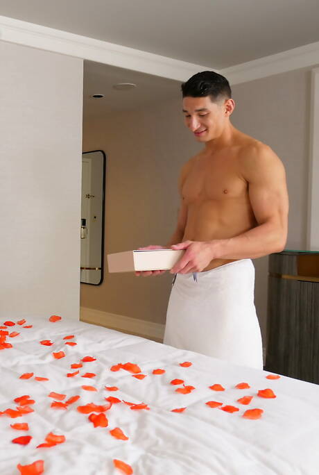 I famosi americani Arad Winwin, muscoloso, e il bel ragazzo Jim Fit si scopano dopo un pompino in bagno