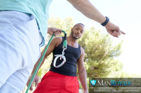 Die netten amerikanischen Kumpel Tom Bentley und Dillon Diaz ficken nach einem interracial Blowjob im Freien