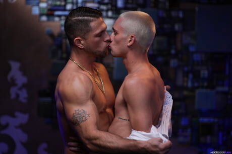 性感的美國人，肌肉男Roman Todd和年輕男孩Theo Brady在戶外享受了一場美妙的性愛