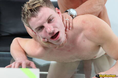 Strongman Cole wird nach dem Schwanzlutschen in den Arsch gefickt