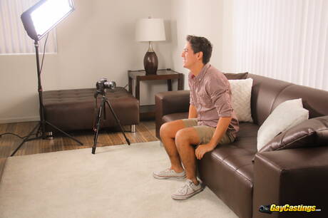 O bonitão americano Dylan Drive fode a bunda depois de chupar um pau